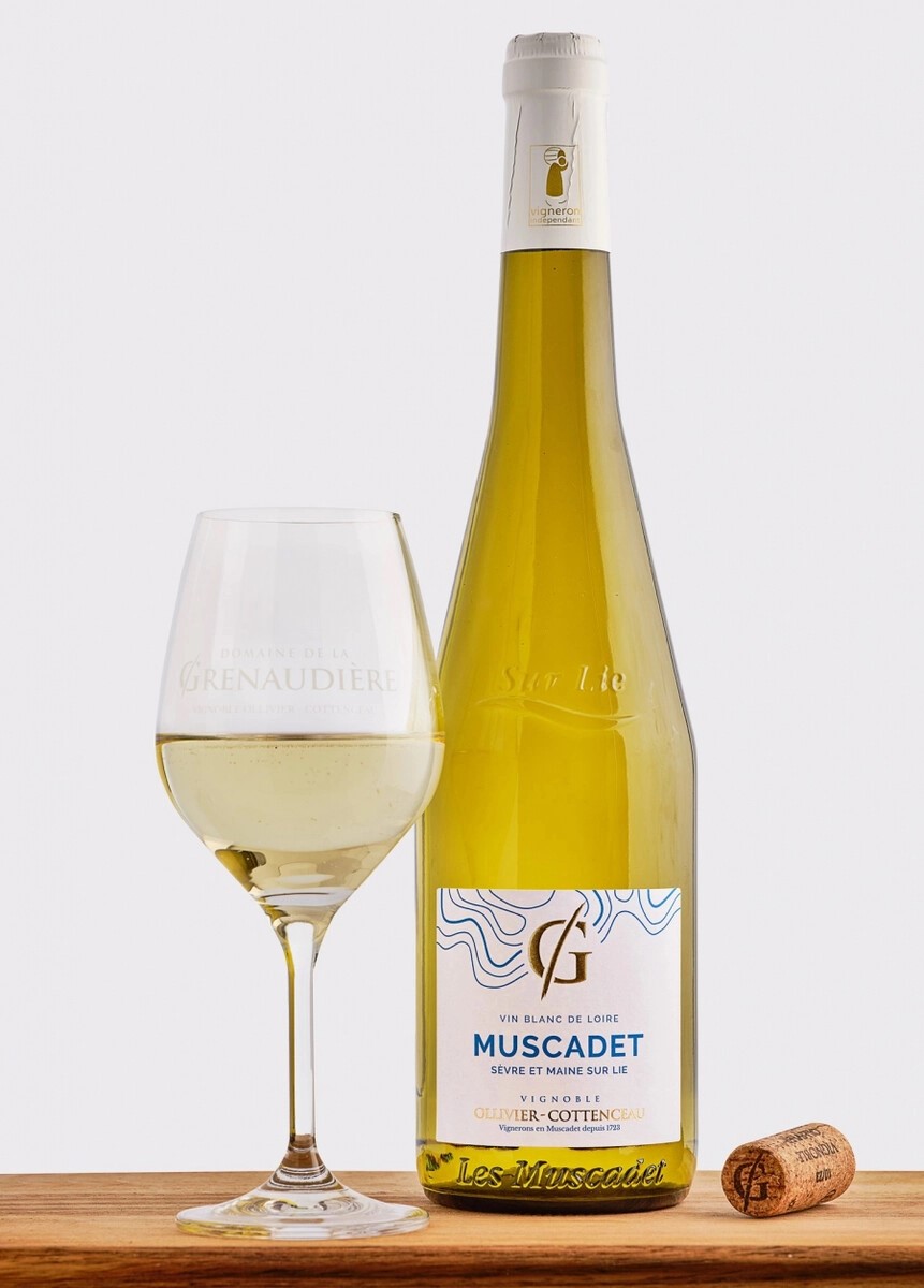 Вино сухое белое региона Валь де Луар / Domaine De La Grenaudiere, Muscadet-Sevre Et Maine Sur Lie